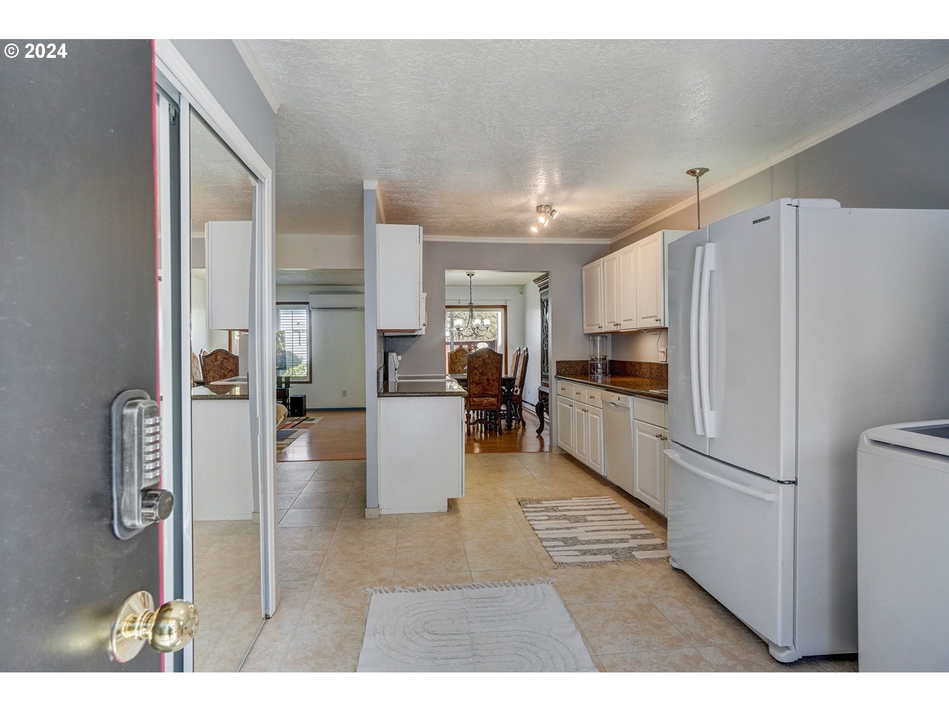 6735 Southwest Capitol Hill Road, Unit 4 Portland, OR 97219 - Photo 3 of 19 Gallery Image 3
