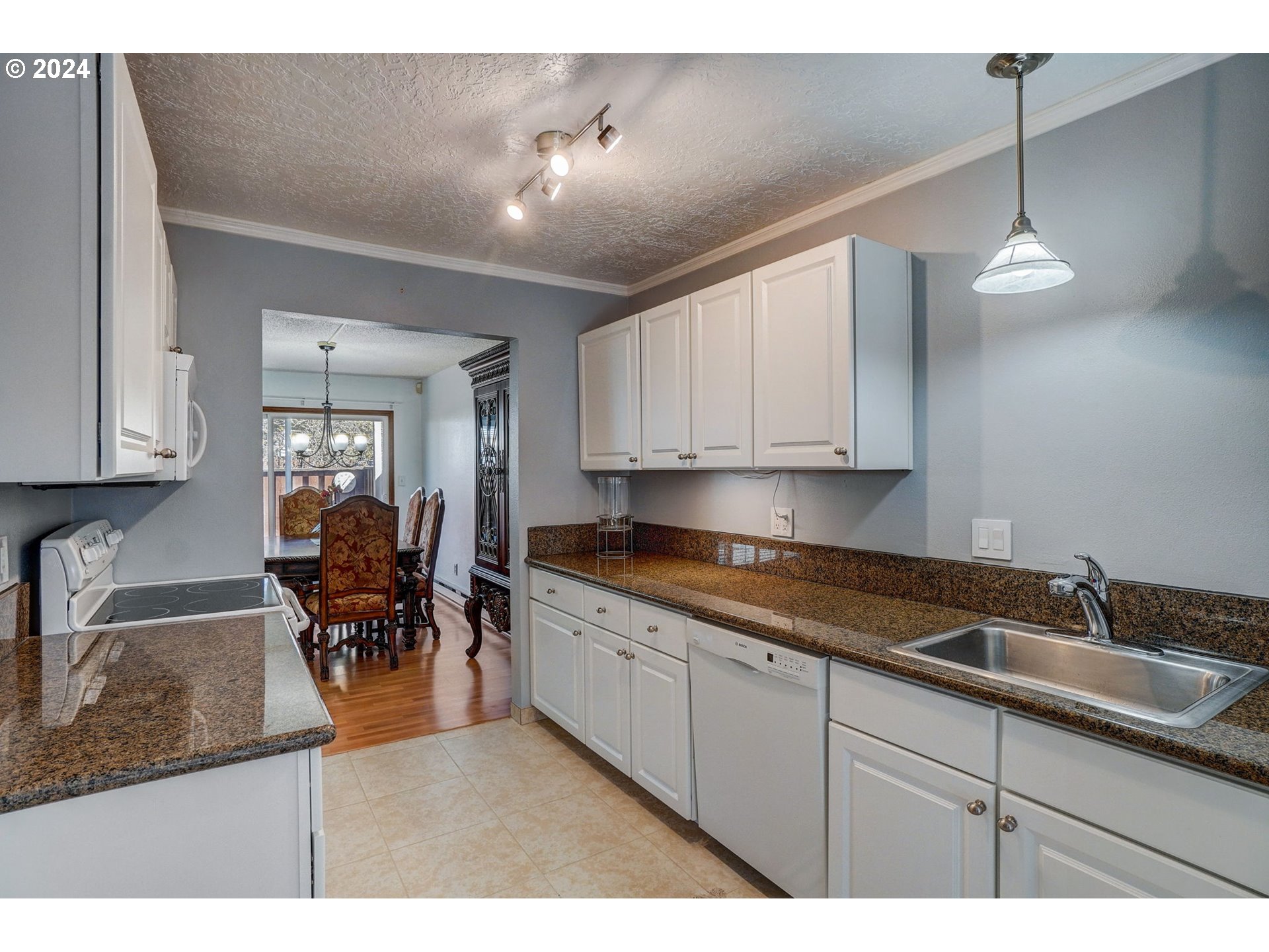 6735 Southwest Capitol Hill Road, Unit 4 Portland, OR 97219 - Photo 5 of 19 Gallery Image 5