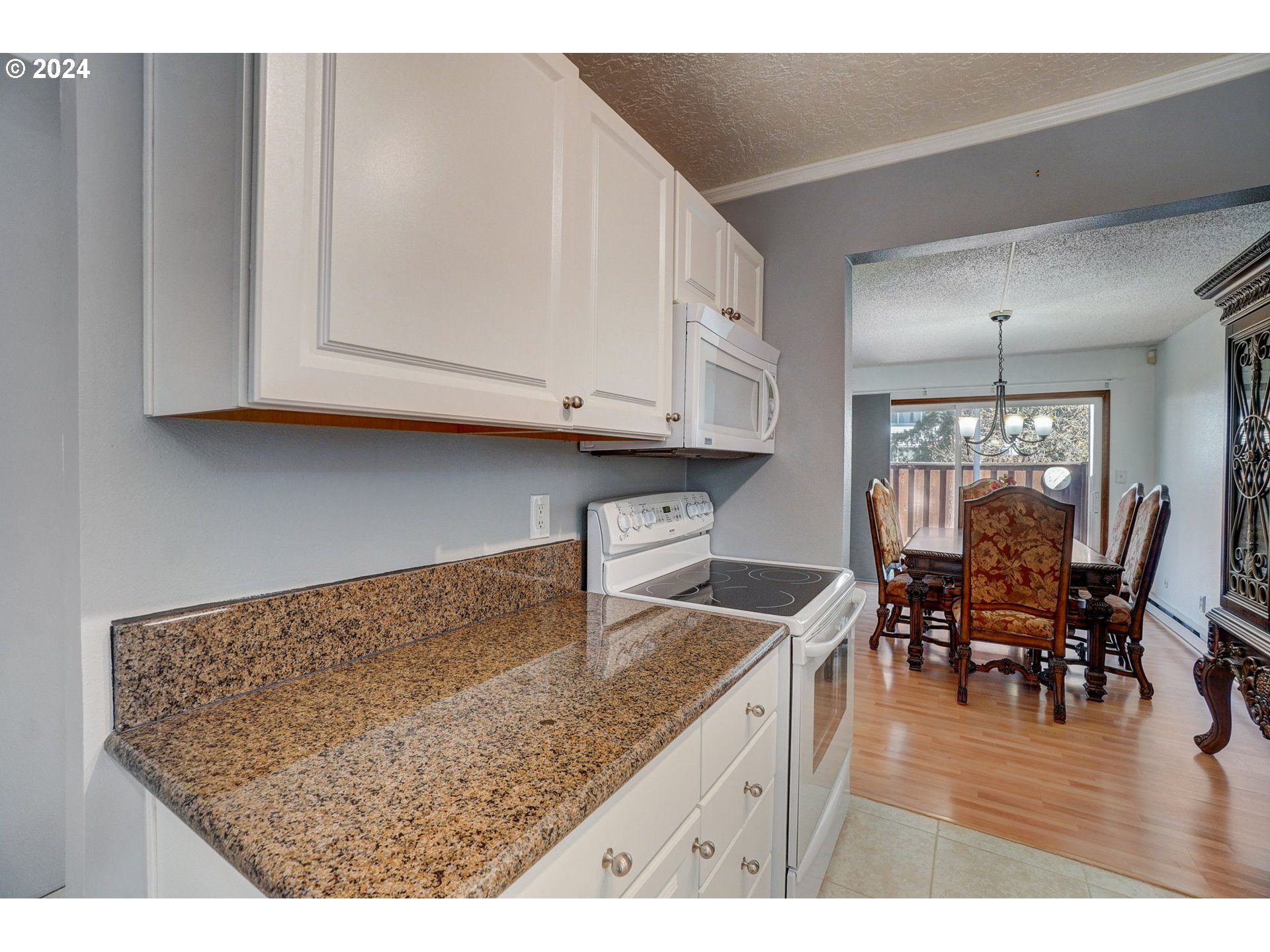 6735 Southwest Capitol Hill Road, Unit 4 Portland, OR 97219 - Photo 8 of 19 Gallery Image 8
