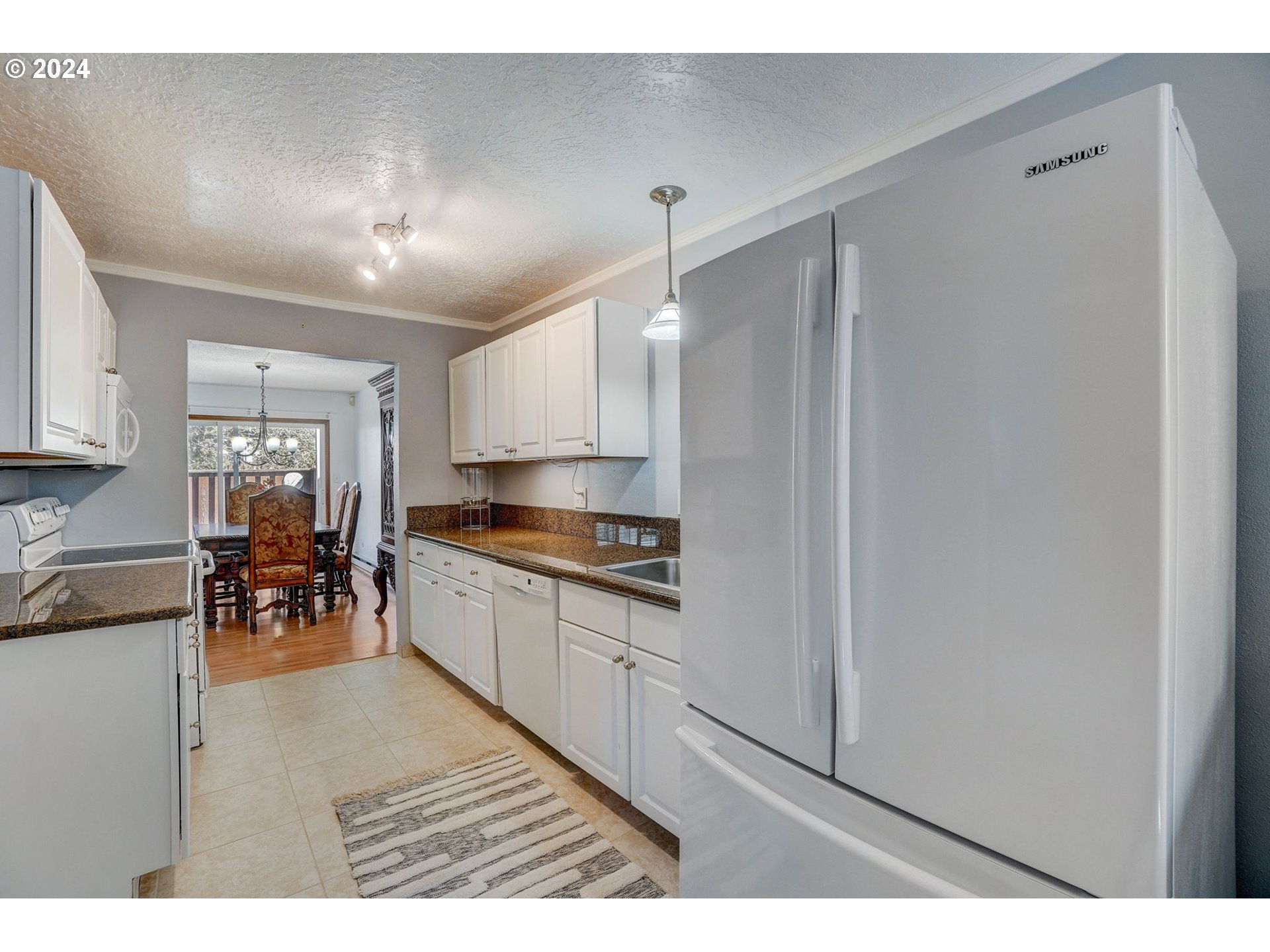 6735 Southwest Capitol Hill Road, Unit 4 Portland, OR 97219 - Photo 9 of 19 Gallery Image 9