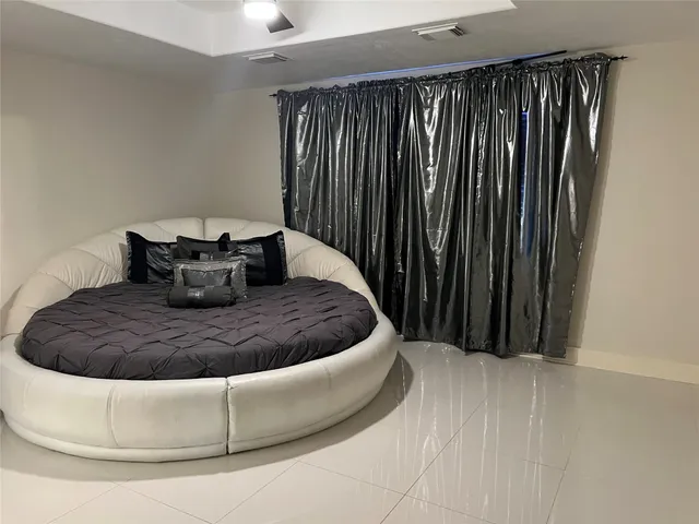 a view of a house with porch and a yard