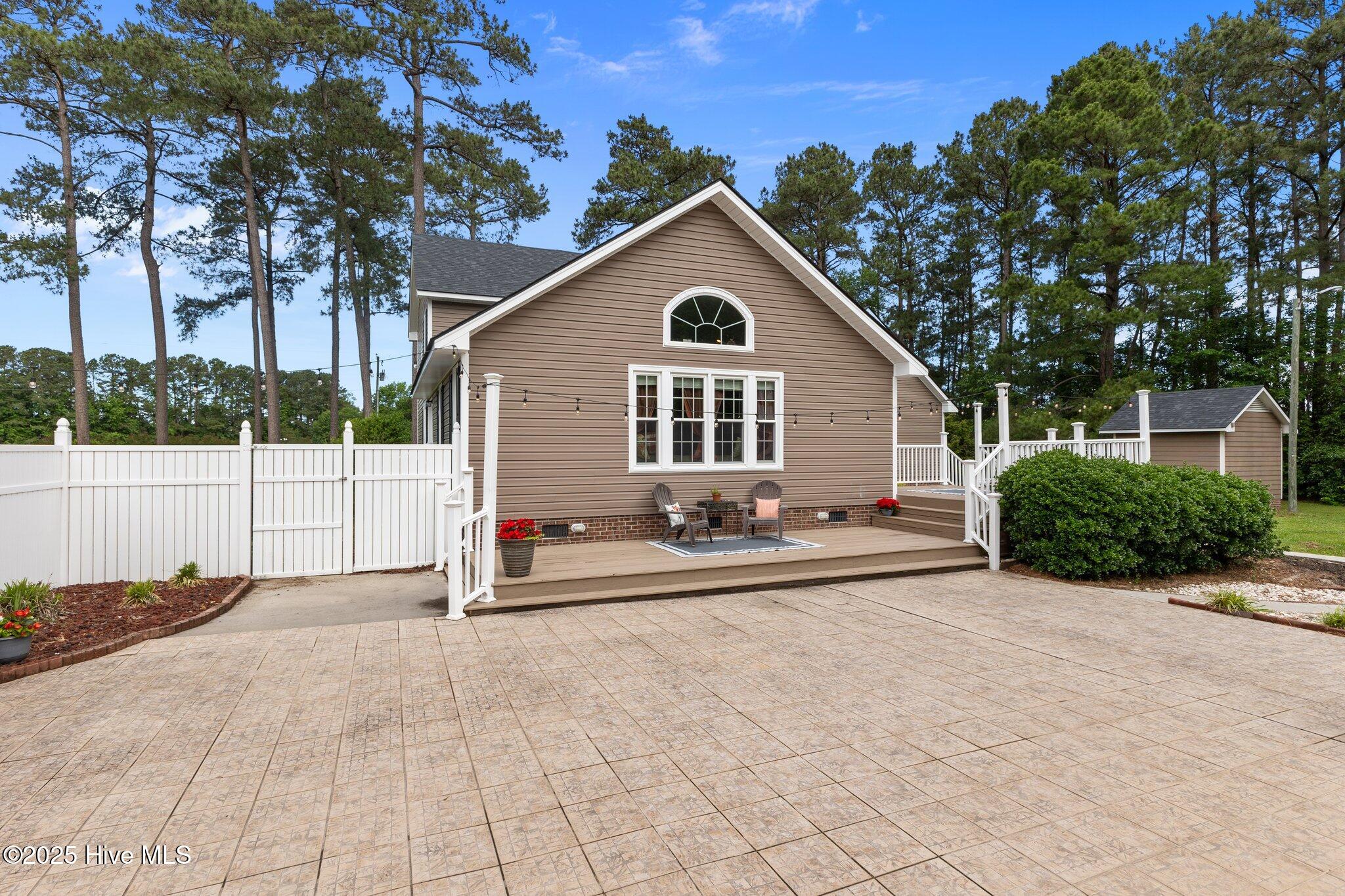 1033 Pearson Road Clinton, NC 28328 - Photo 33 of 59 So much entertaining space!