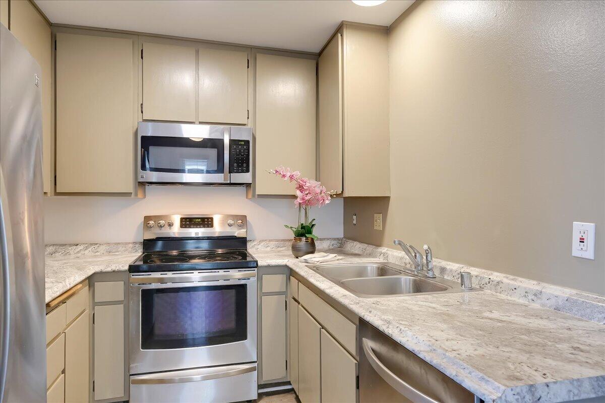 47 Dearborn Place, Unit 26 Goleta, CA 93117 - Photo 6 of 17 Kitchen