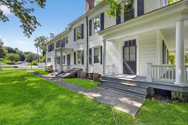a view of front of a house with a yard