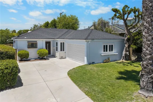 a view of a house with a backyard