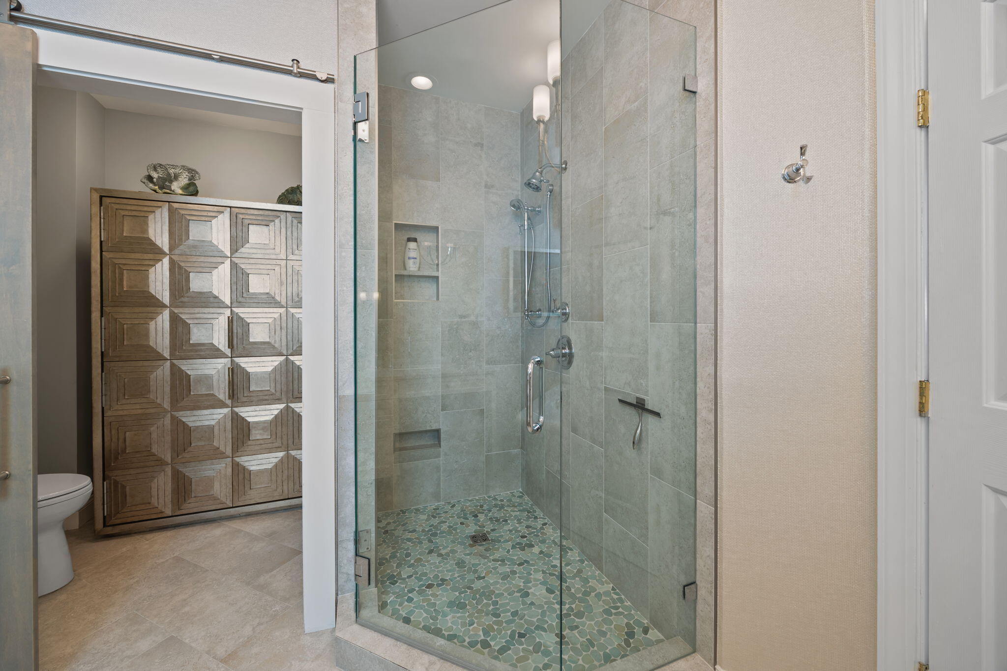 2 Wharfside Street, Unit 5E Charleston, SC 29401 - Photo 15 of 35 14-web-or-mls-470A3992