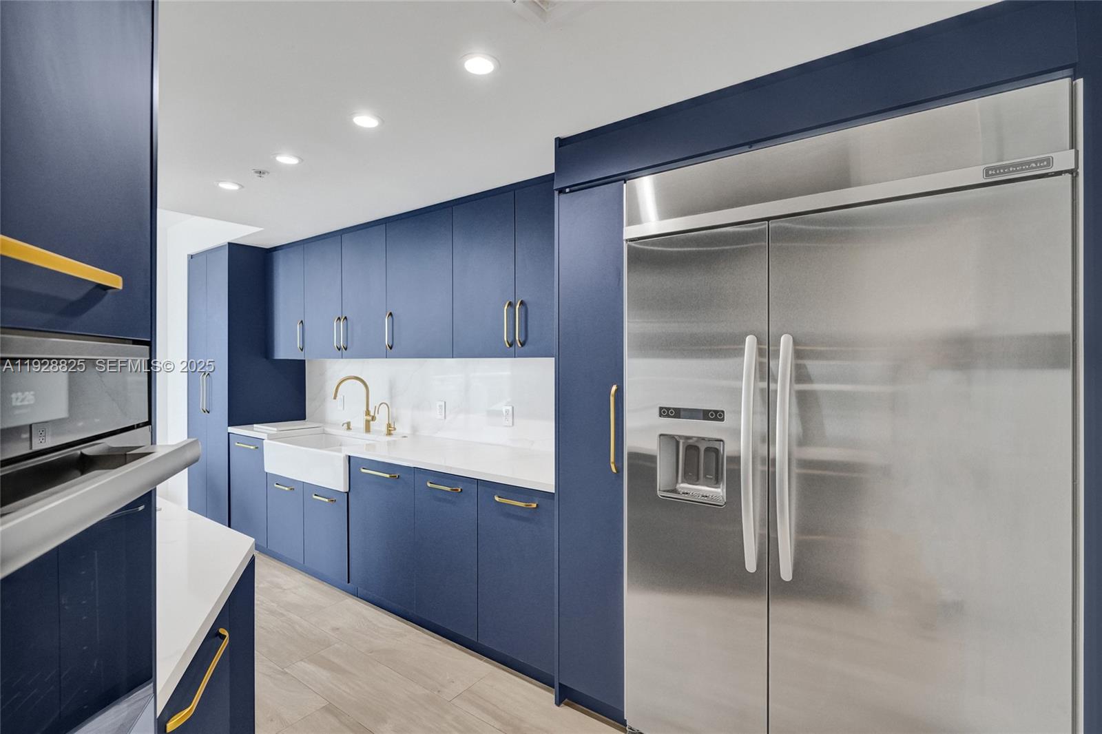 848 Brickell Key Drive, Unit 3206 Miami, FL 33131 - Photo 20 of 93 a kitchen with a refrigerator and a microwave