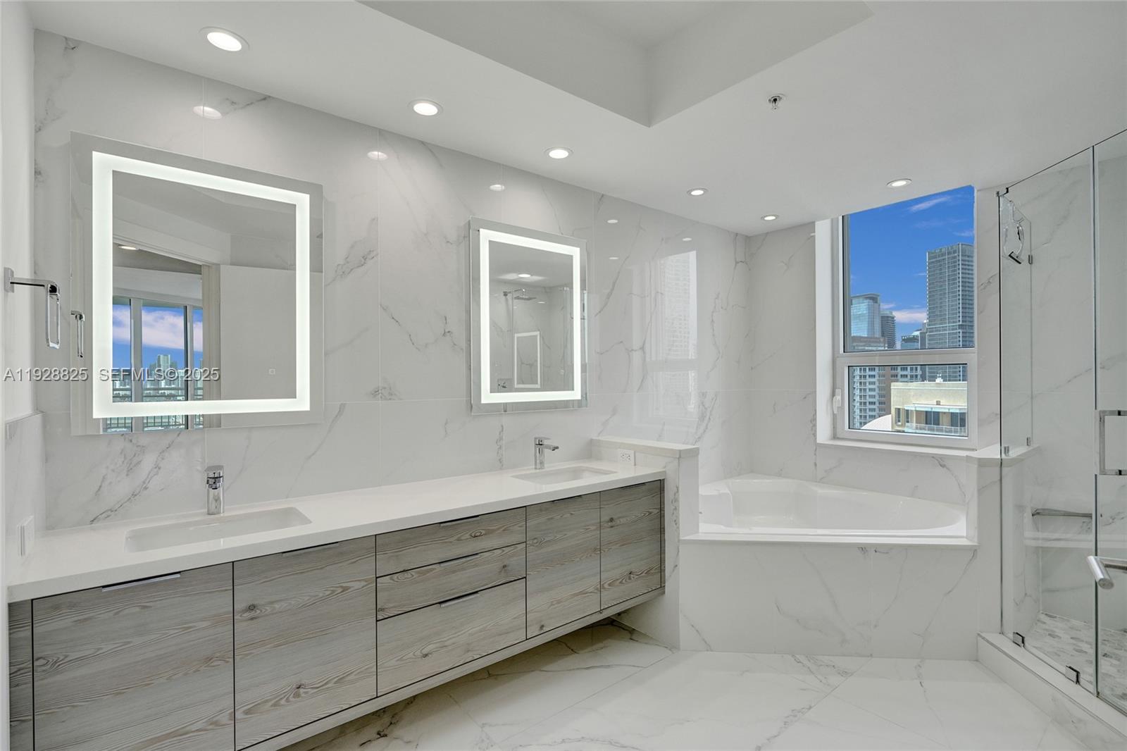 848 Brickell Key Drive, Unit 3206 Miami, FL 33131 - Photo 35 of 93