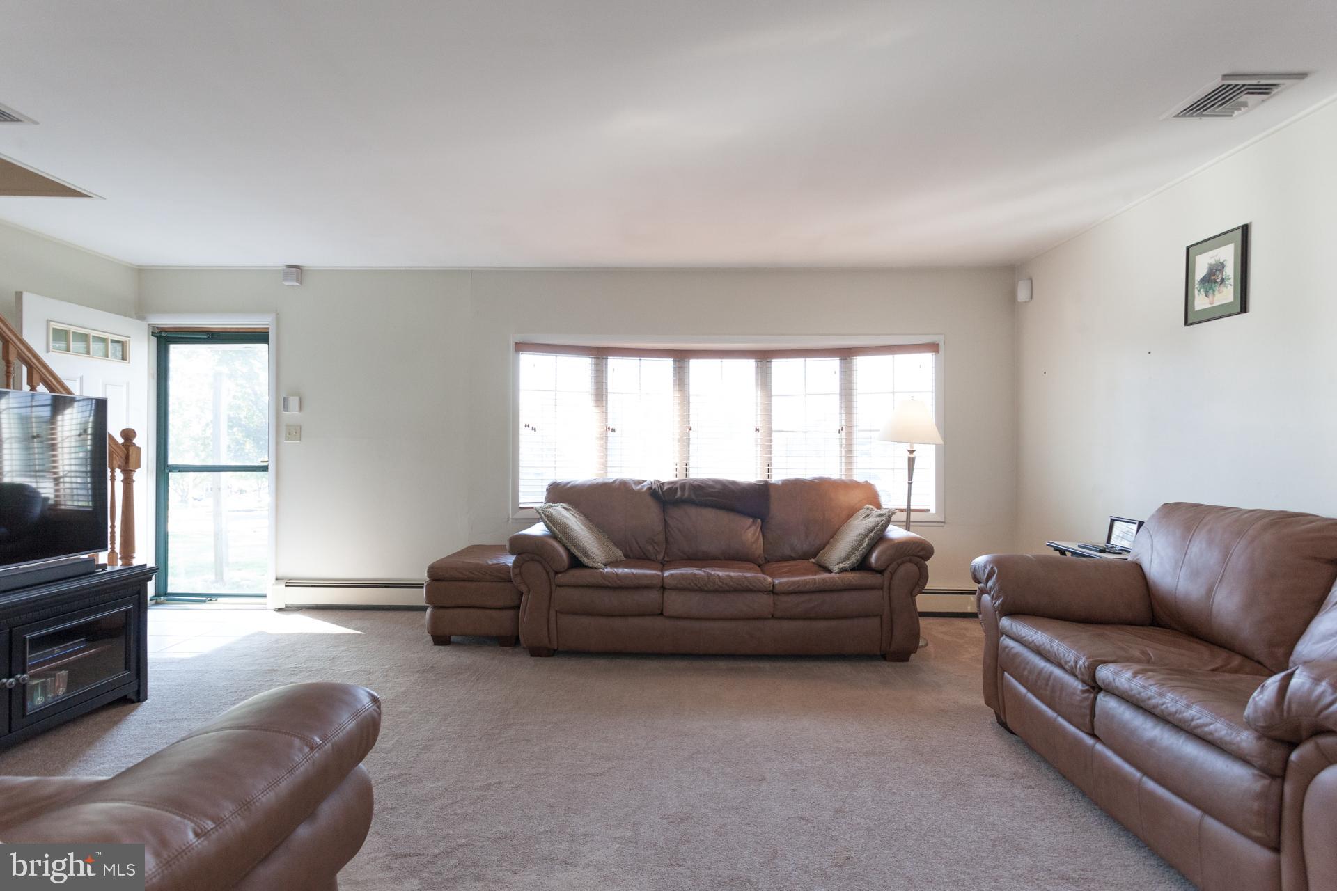 32 Jump Hill Road Levittown, PA 19056 - Photo 5 of 25 Living room