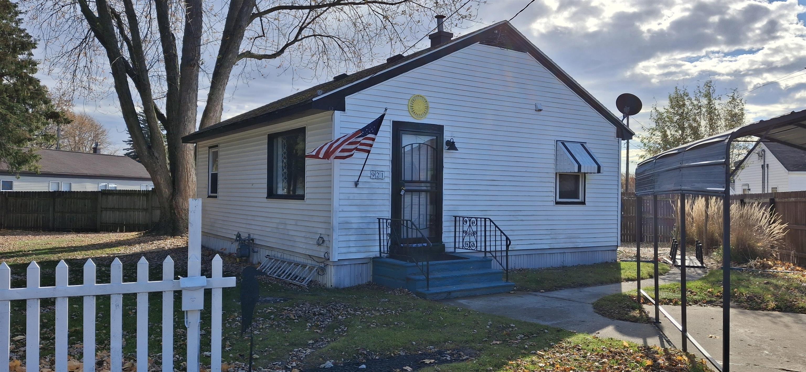921 Raton Court Manitowoc, WI 54220 - Photo 3 of 35