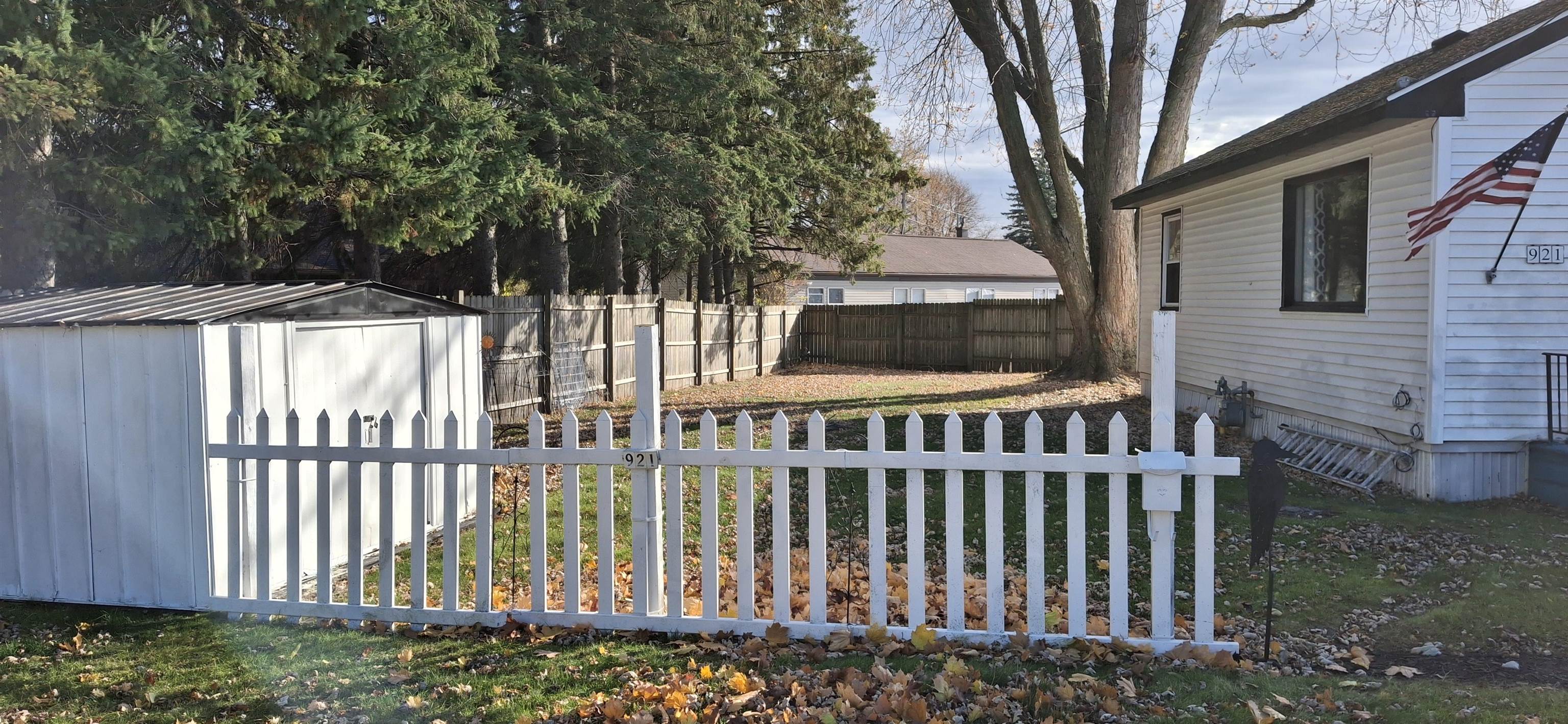 921 Raton Court Manitowoc, WI 54220 - Photo 4 of 35