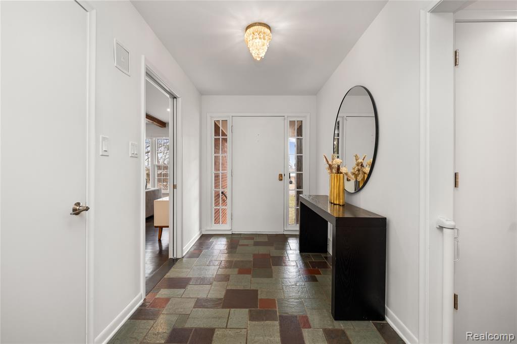 2530 Worcester Road West Bloomfield, MI 48323 - Photo 4 of 47 Gallery Image 4