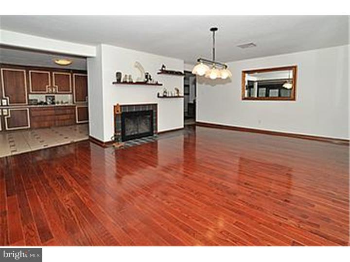 1085 Kingsley Road Rydal, PA 19046 - Photo 4 of 25 Living Room