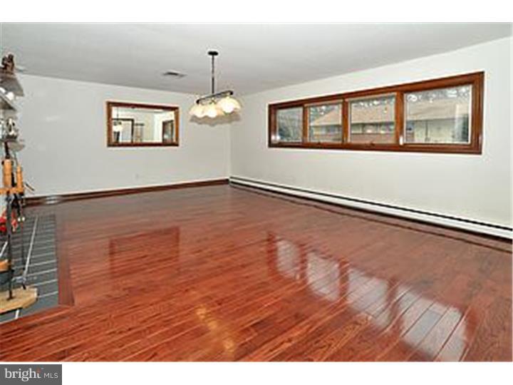 1085 Kingsley Road Rydal, PA 19046 - Photo 5 of 25 Living Room