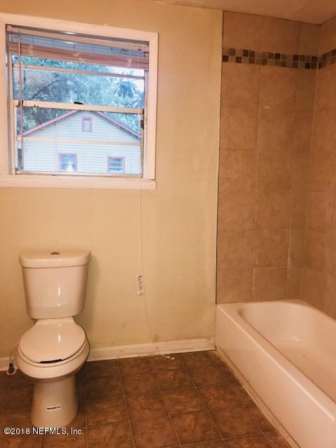 5875 Spellman Road Jacksonville, FL 32209 - Photo 12 of 14 a bathroom with a toilet and a tub