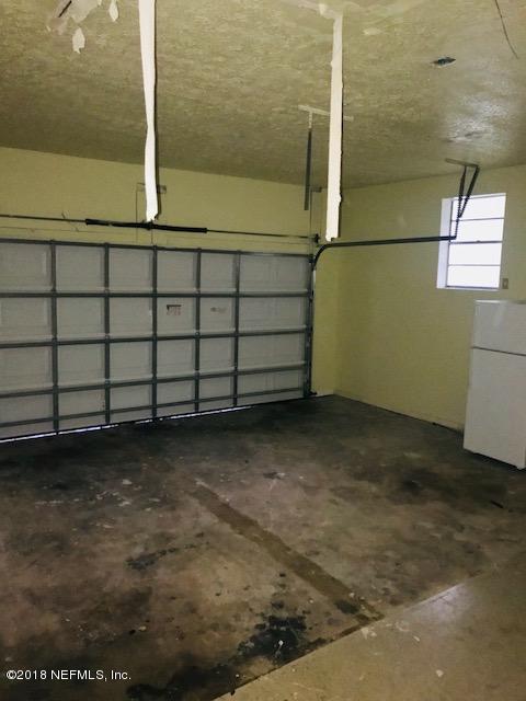 5875 Spellman Road Jacksonville, FL 32209 - Photo 13 of 14 a view of a garage