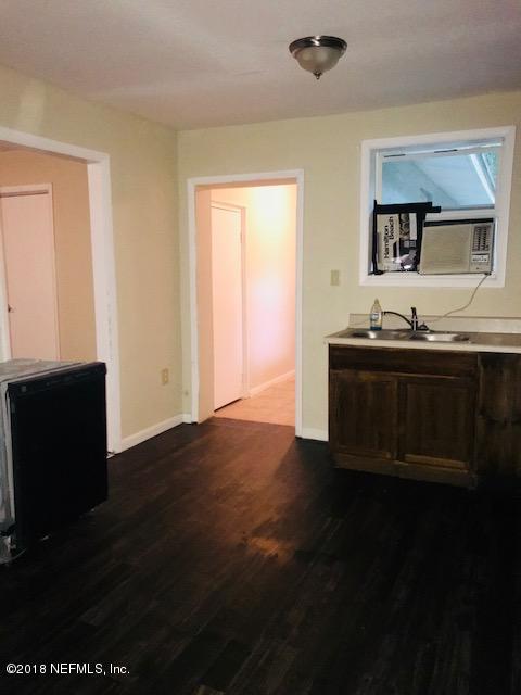 5875 Spellman Road Jacksonville, FL 32209 - Photo 8 of 14 a kitchen with a sink and a mirror