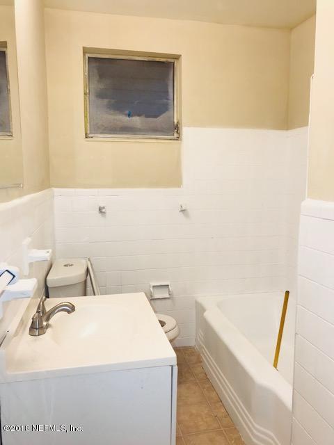 5875 Spellman Road Jacksonville, FL 32209 - Photo 9 of 14 a bathroom with a sink and a bathtub