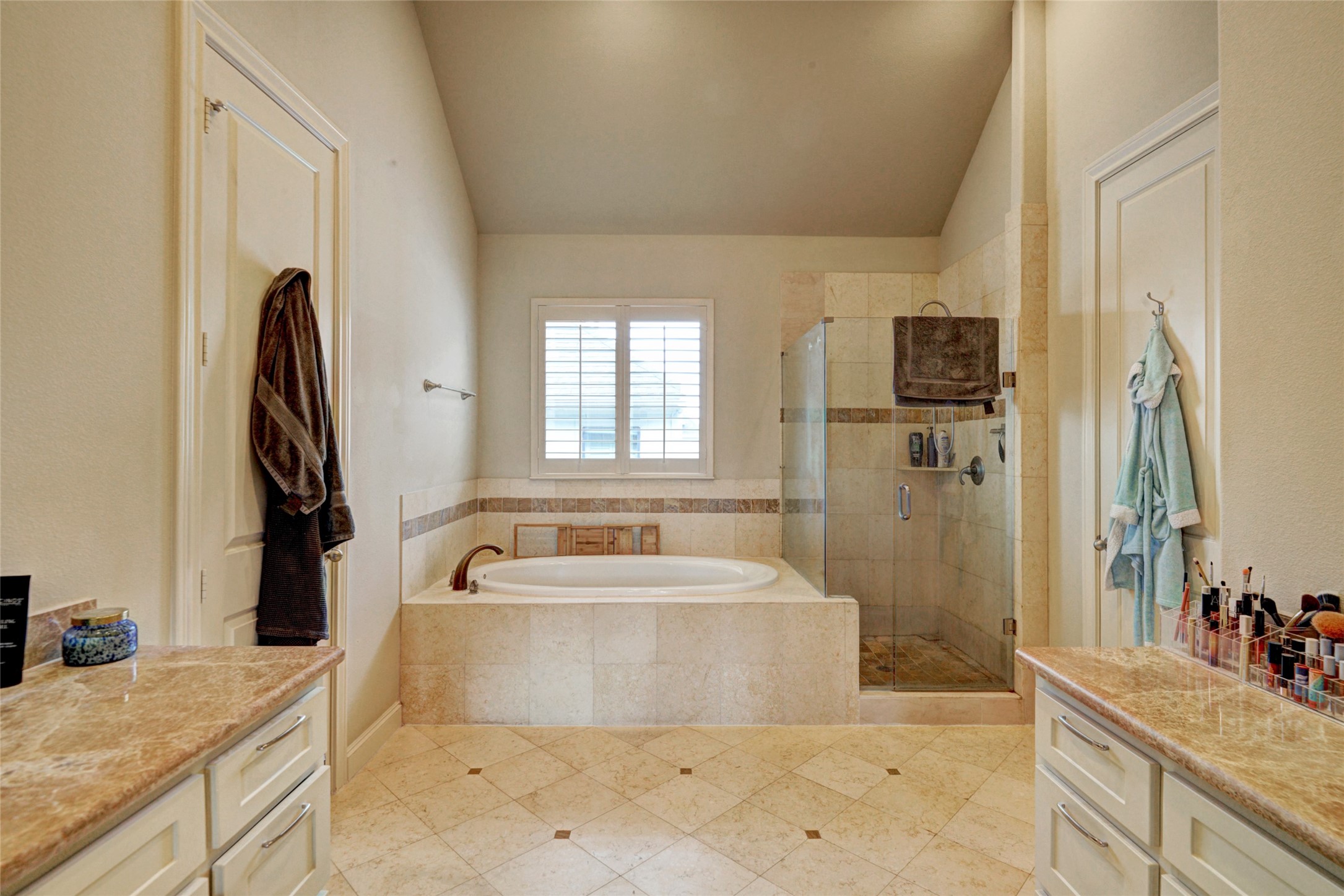 2803 Sherwin Street Houston, TX 77007 - Photo 11 of 19 a spacious bathroom with a tub sink and mirror