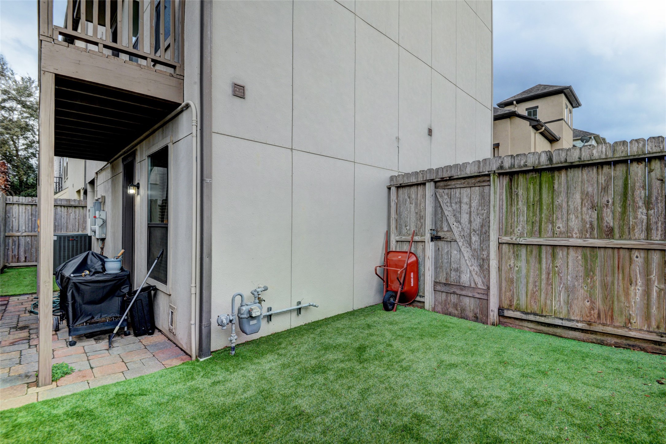 2803 Sherwin Street Houston, TX 77007 - Photo 3 of 19 a view of outdoor space and yard