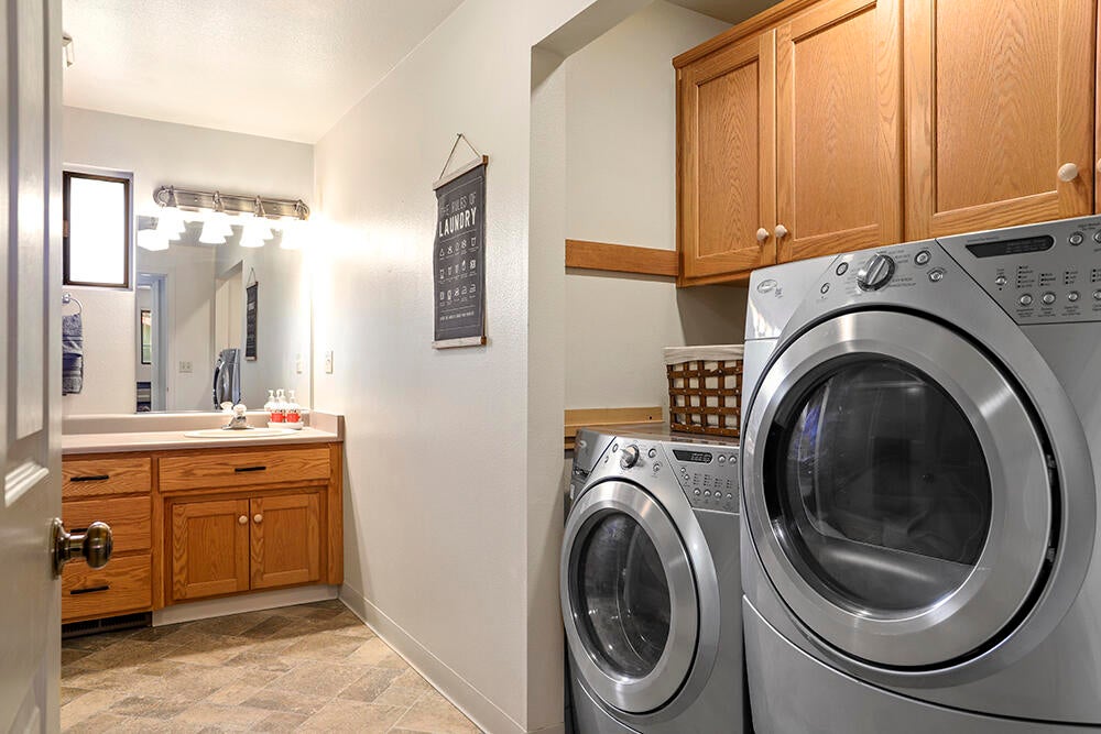 380 Summit Loop Grants Pass, OR 97527 - Photo 15 of 30 17 Hall Bath w Laundry