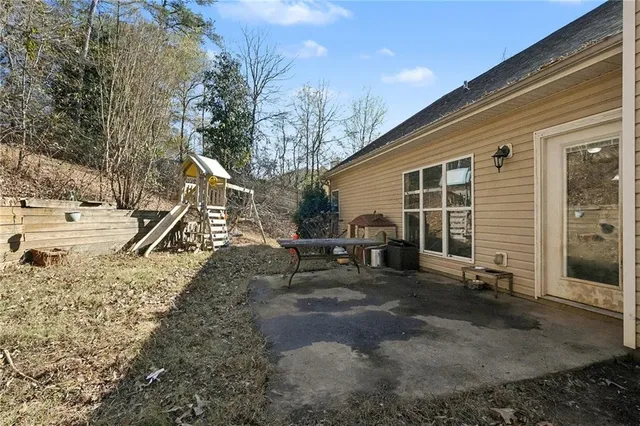 a view of a house with backyard