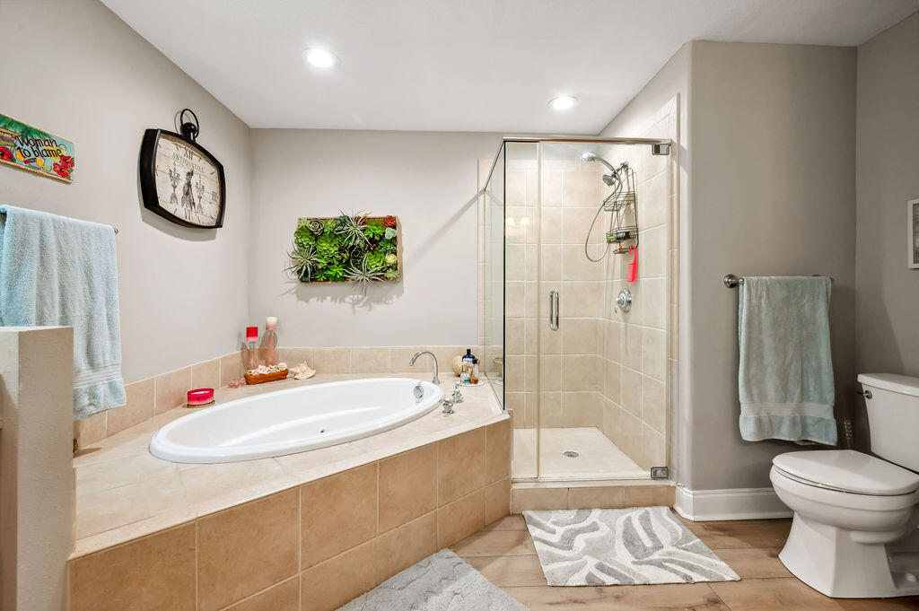 770 Harbor Boulevard, Unit 1D Destin, FL 32541 - Photo 18 of 59 a bathroom with a tub sink and a mirror