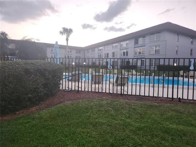 a view of a back yard