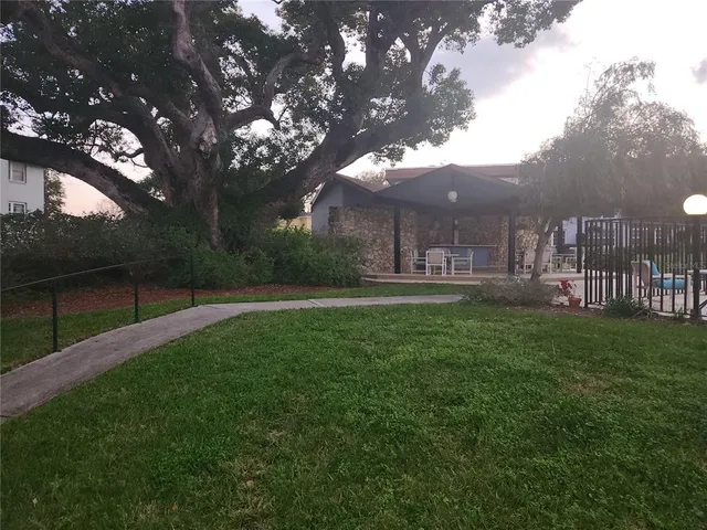 a view of a backyard