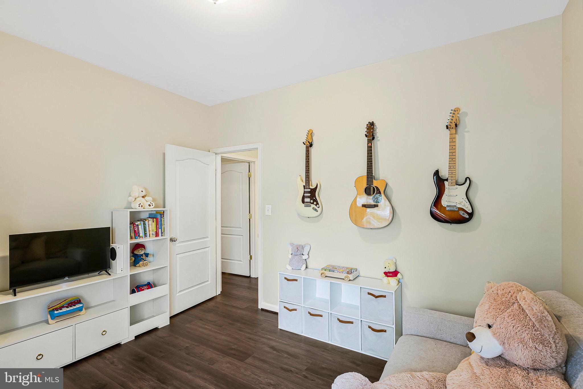 20876 Trinity Square Sterling, VA 20165 - Photo 34 of 50 a room with furniture and flat screen tv