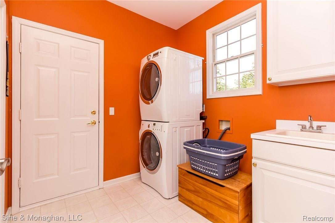 1120 Miners Run Rochester, MI 48306 - Photo 11 of 31 1st Floor Laundry/Mud Room
