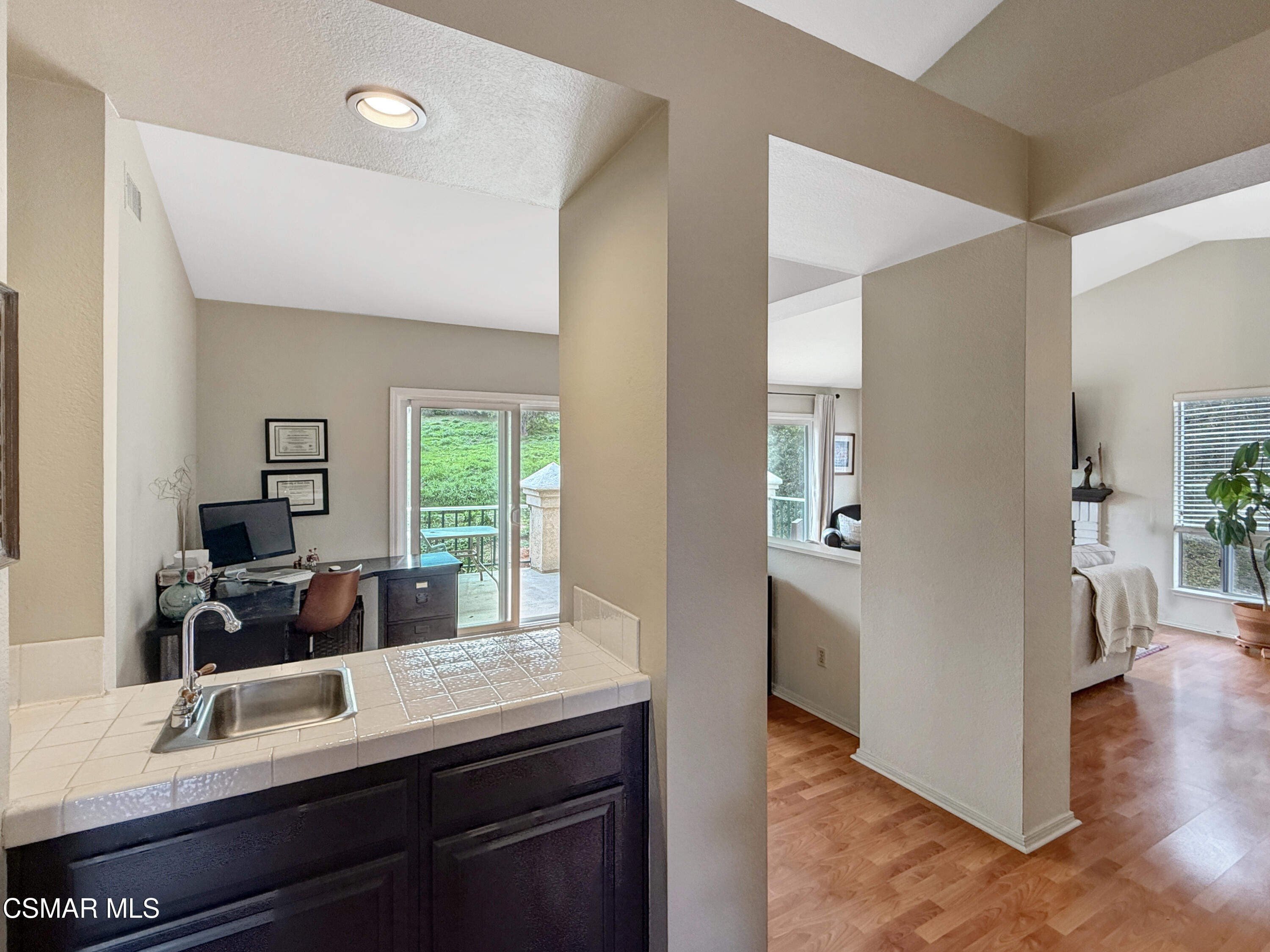 264 Ridgeton Lane, Unit B Simi Valley, CA 93065 - Photo 15 of 32 Wet bar