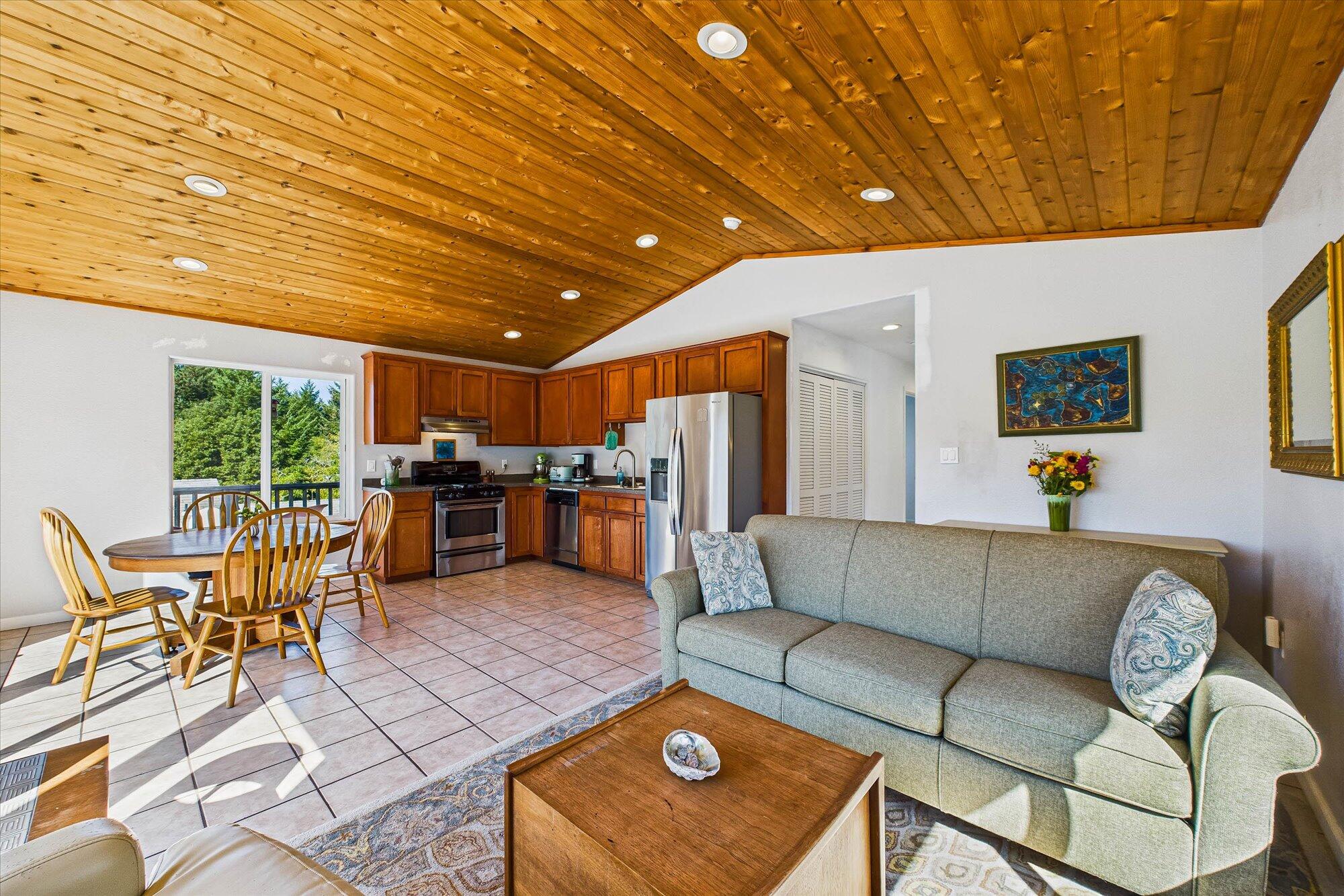 199 Spring Road Whitethorn, CA 95589 - Photo 6 of 37