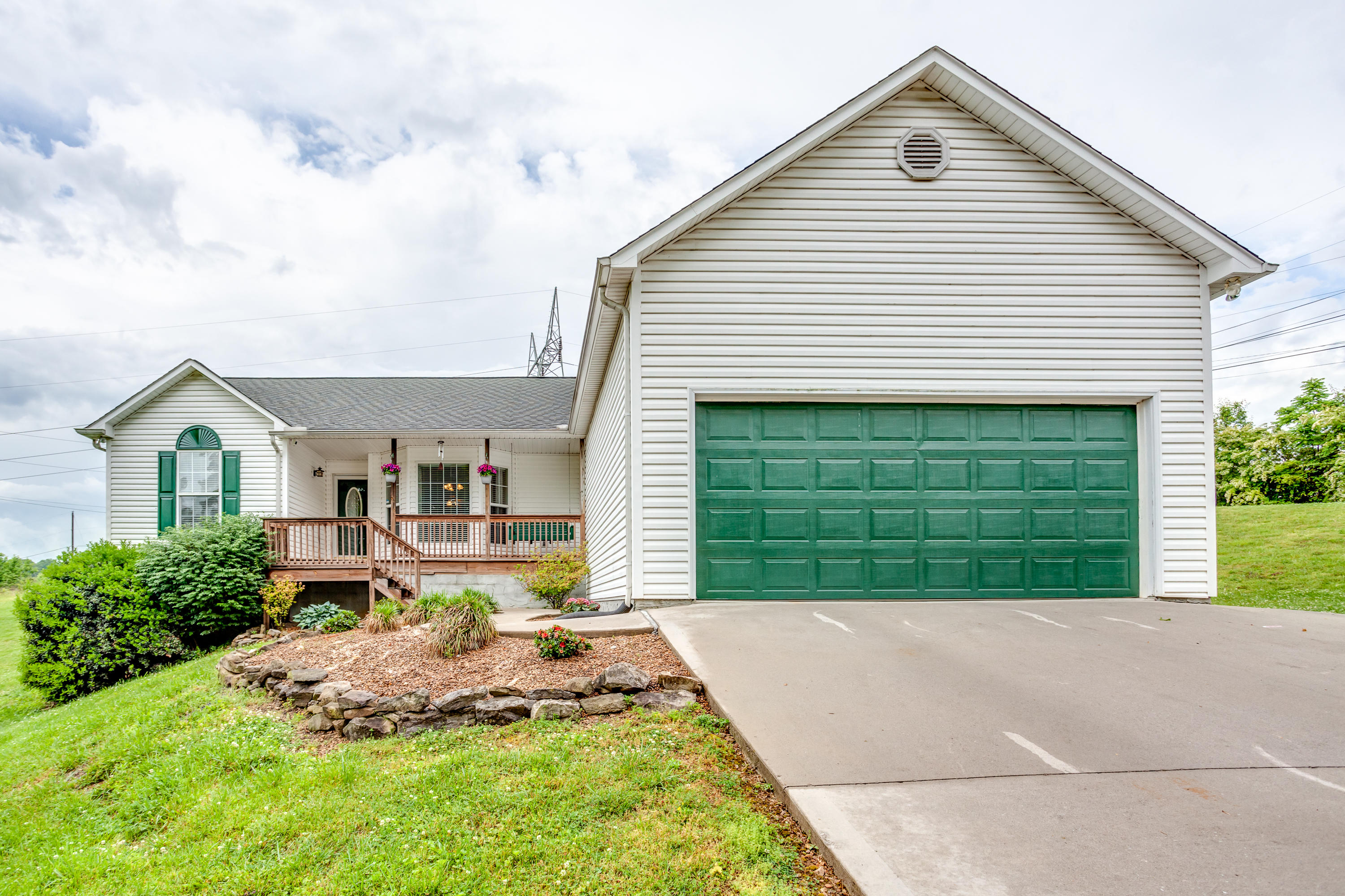 8809 Heiskell Road Powell, TN 37849 - Photo 2 of 36 001200519-1-8809HeiskellRdPowellTN-SMALL