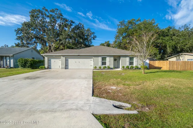 a view of house with yard