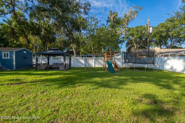a view of a house with a backyard