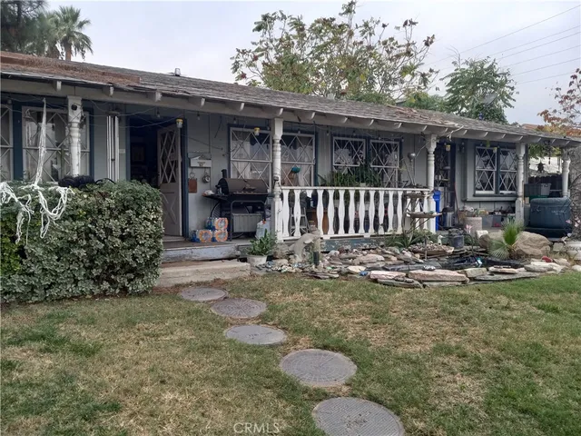 a view of a house with backyard and porch