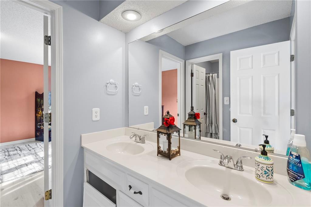 12811 Reeder Street Overland Park, KS 66213 - Photo 25 of 53