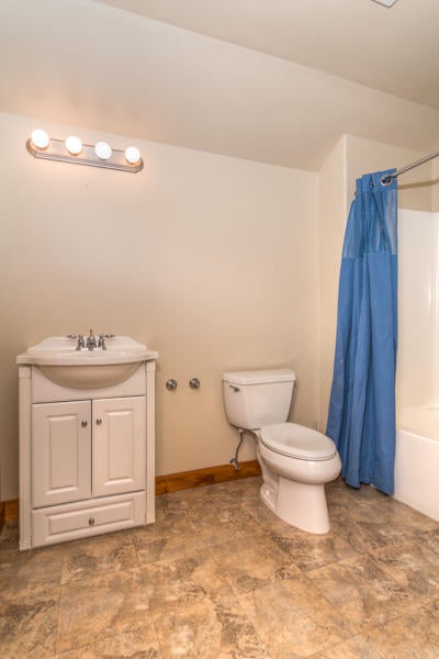 62015 Byram Road Bend, OR 97701 - Photo 41 of 56 Upstairs bath