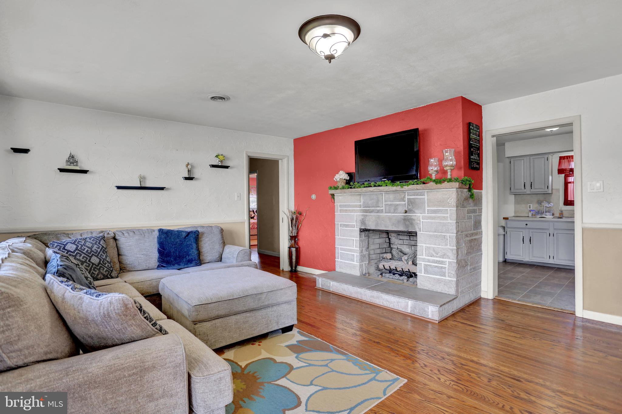 1118 Hanover Road York, PA 17408 - Photo 4 of 31