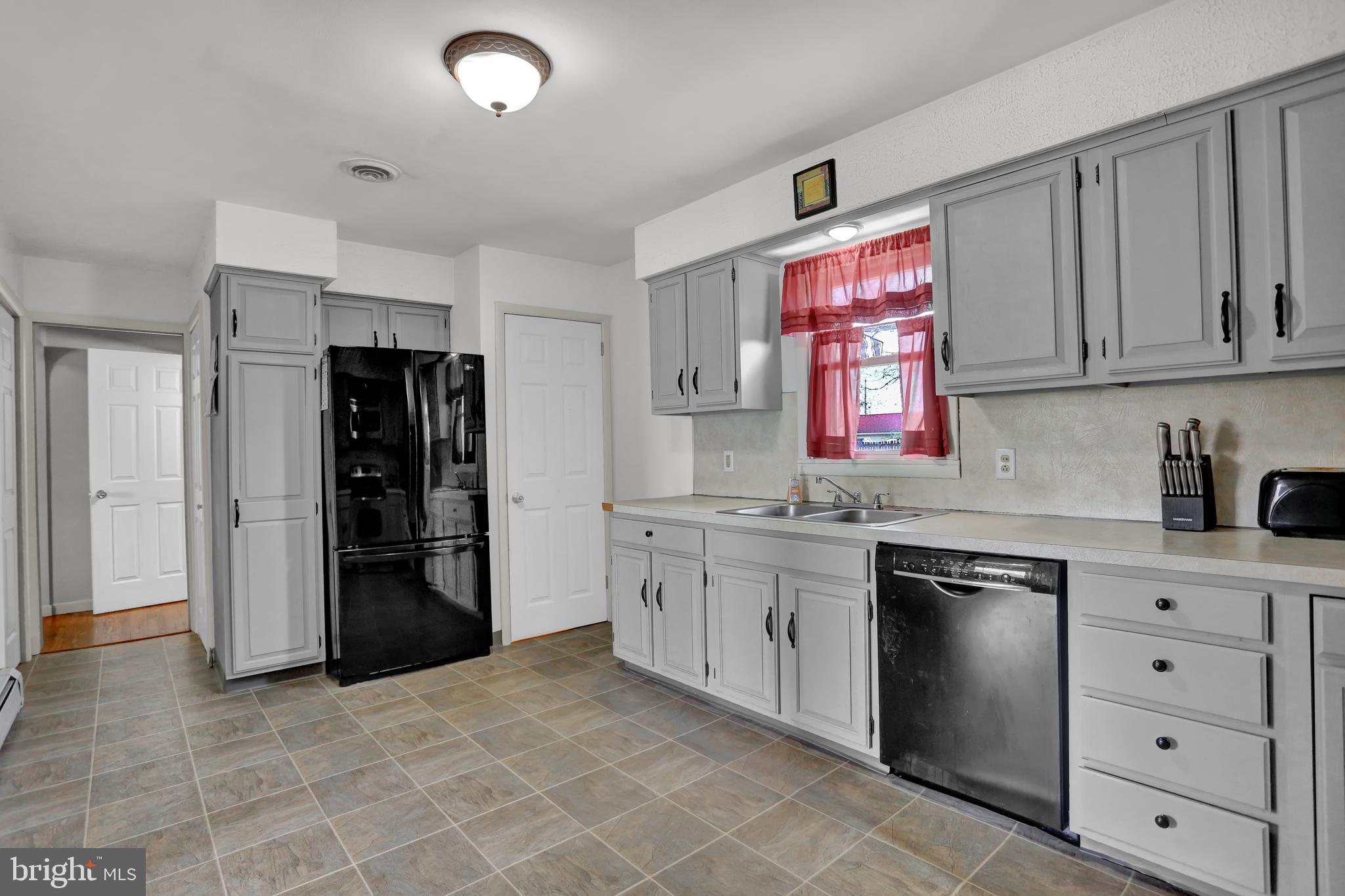 1118 Hanover Road York, PA 17408 - Photo 8 of 31