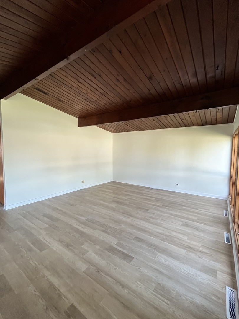 137 Highview Avenue Addison, IL 60101 - Photo 4 of 12 a view of an empty room