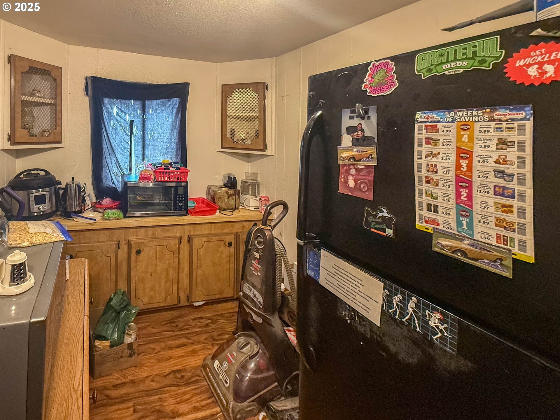 301 Conrad Street Myrtle Creek, OR 97457 - Photo 7 of 12 a view of a room with workspace and mirror