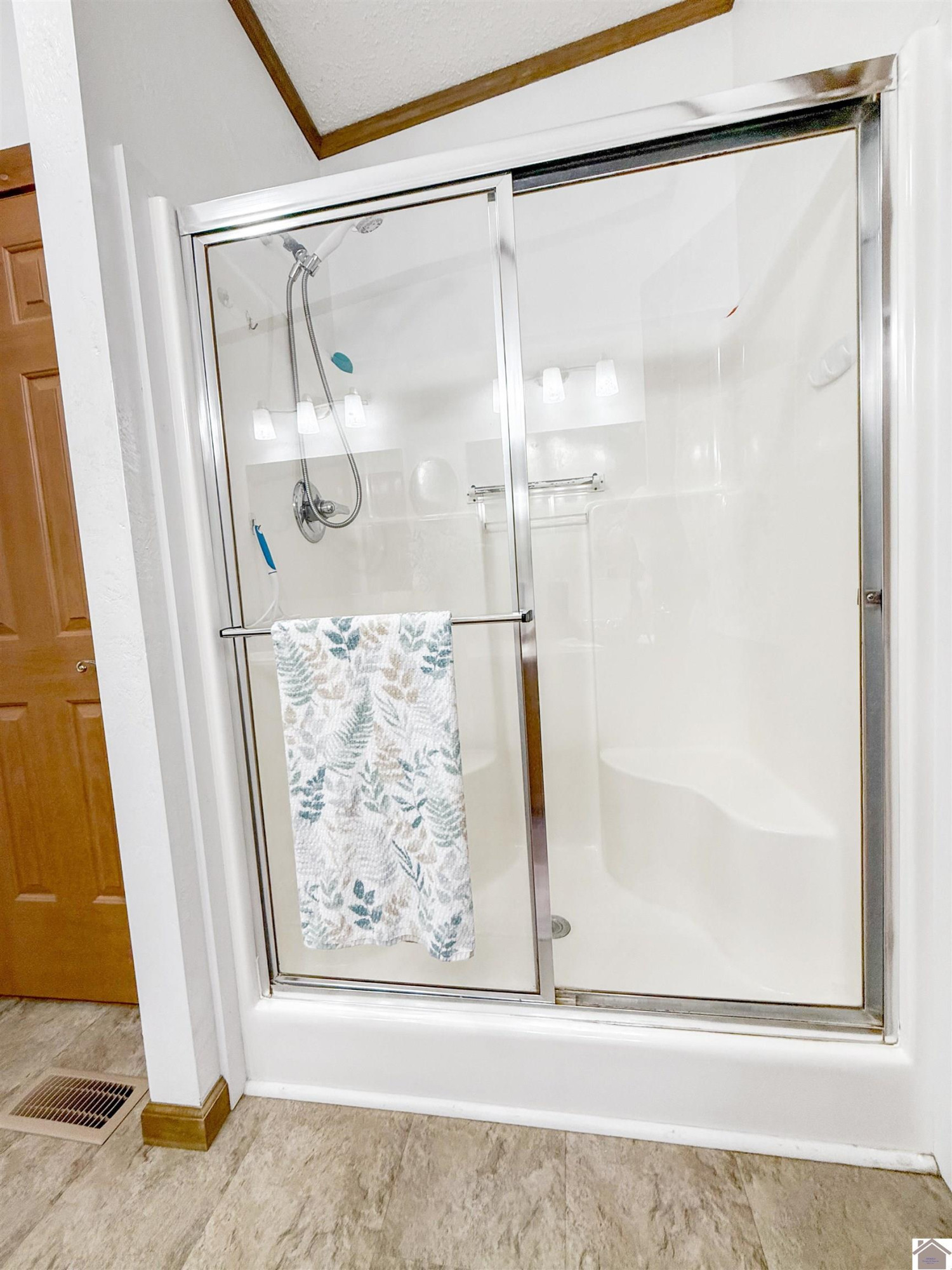 5472 Ste Route Murray, KY 42071 - Photo 11 of 19 EN-SUITE SHOWER