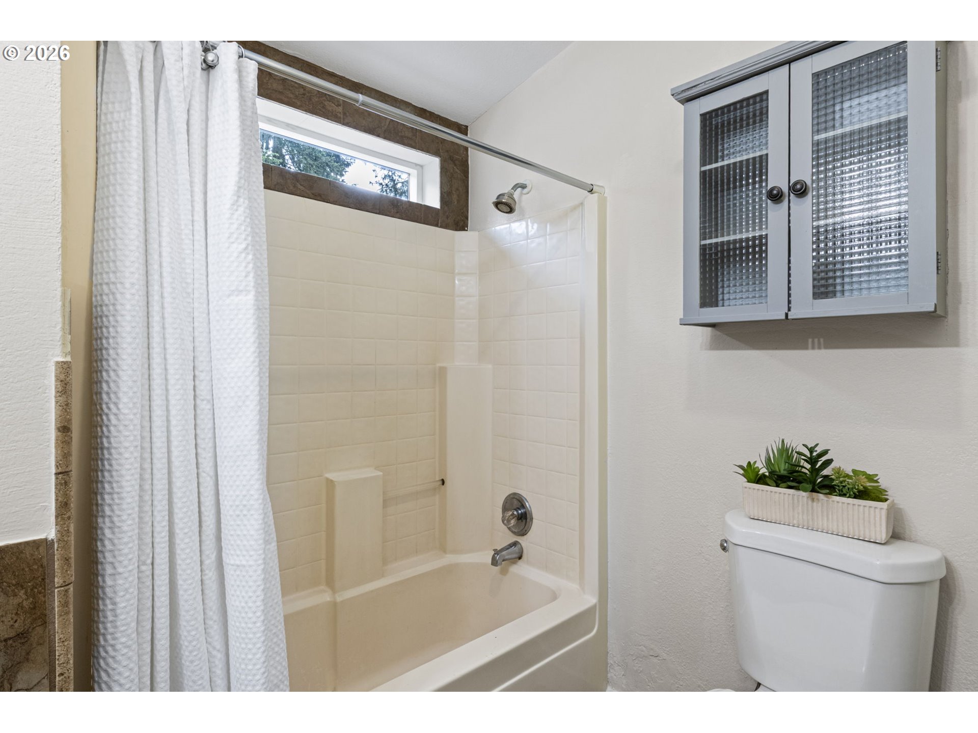 9700 Southwest Tualatin Road, Unit 18 Tualatin, OR 97062 - Photo 18 of 24 Bathroom