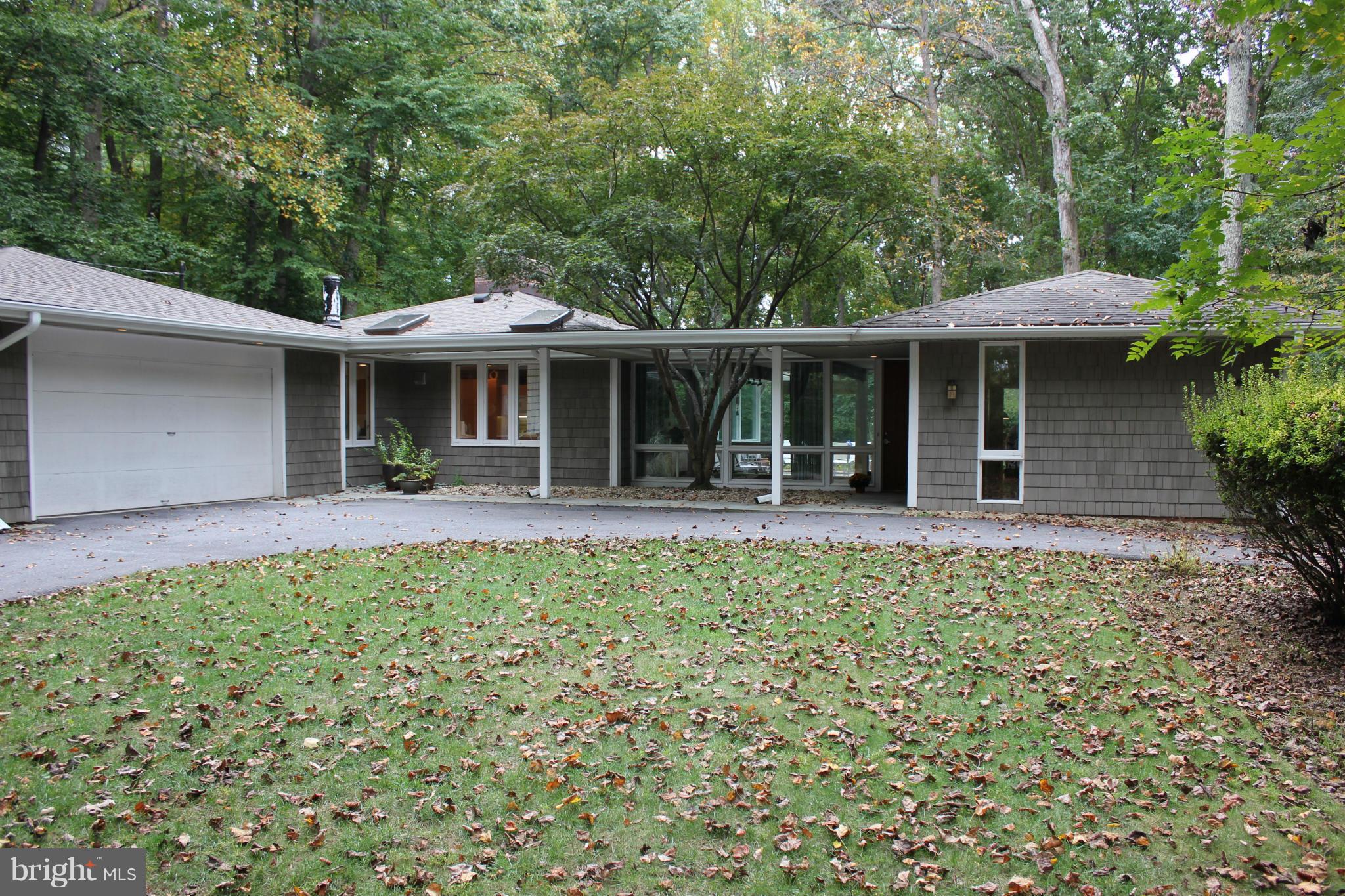 10212 Lloyd Road Potomac, MD 20854 - Photo 2 of 27 Exterior (Front)