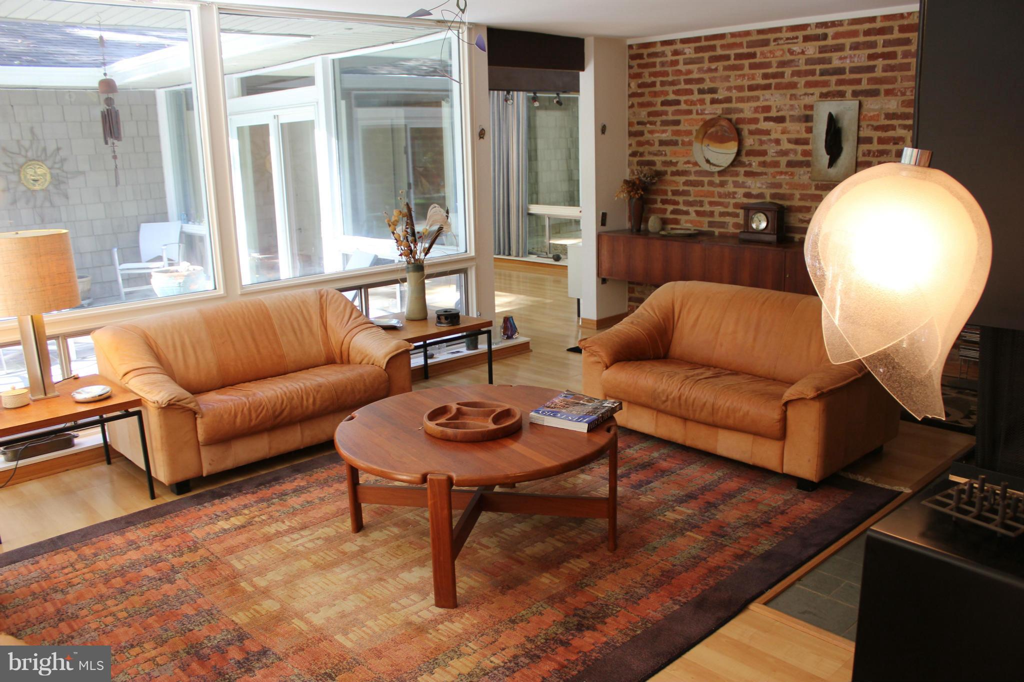 10212 Lloyd Road Potomac, MD 20854 - Photo 4 of 27 Living Room