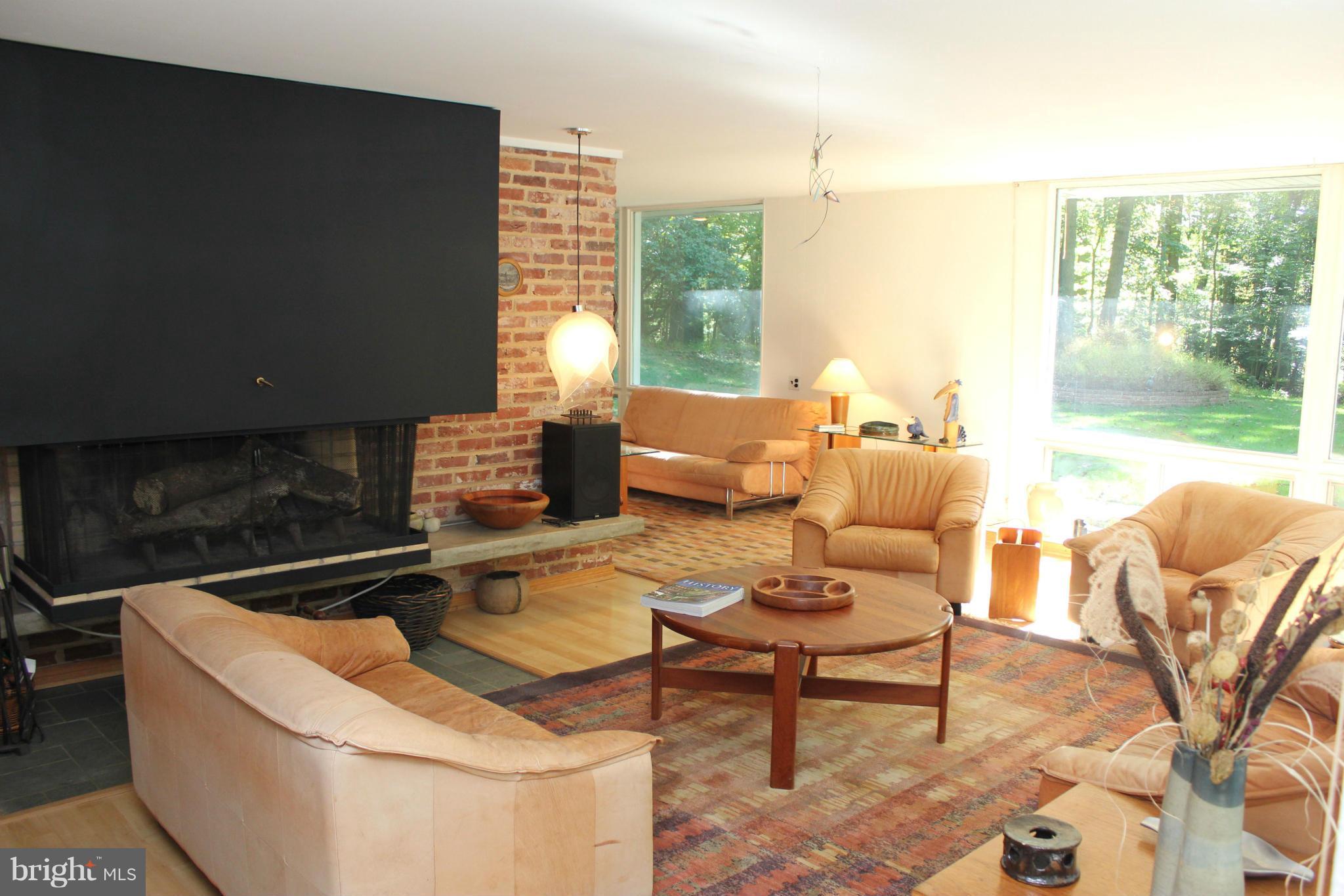 10212 Lloyd Road Potomac, MD 20854 - Photo 5 of 27 Living Room