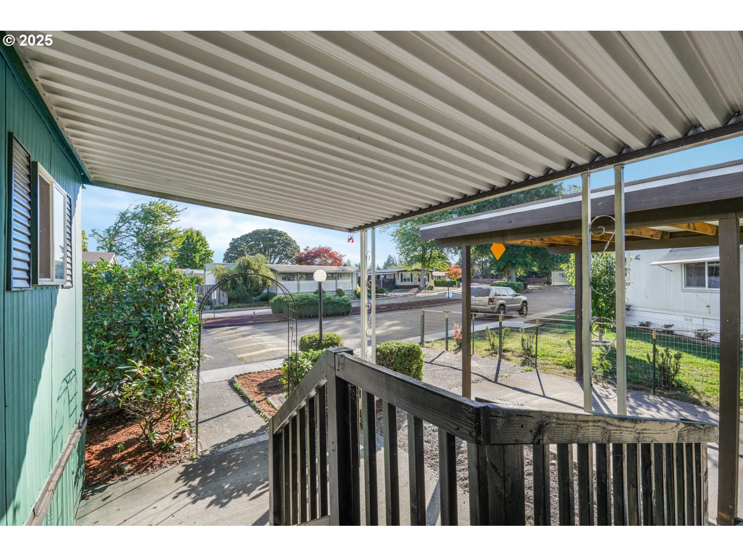 5355 River Road North, Unit 85 Keizer, OR 97303 - Photo 19 of 25 a view of a patio with table and chairs