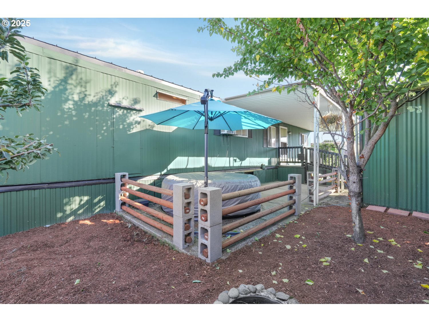 5355 River Road North, Unit 85 Keizer, OR 97303 - Photo 20 of 25 a view of a backyard with a sitting area